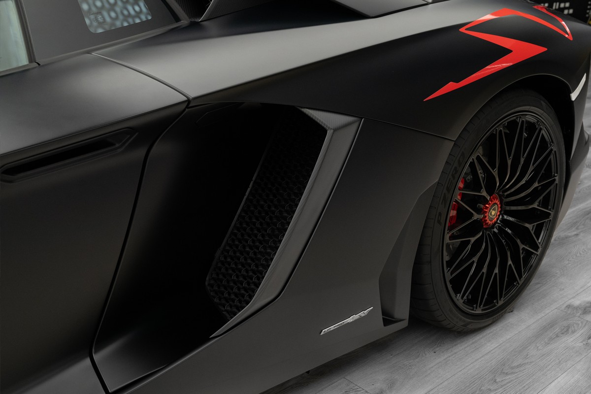 Used 2017 Lamborghini Aventador SV LP 750-4 — Black for Sale in Dubai — gallery photograph 8