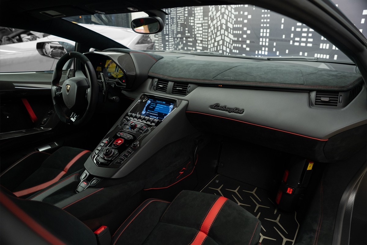 Used 2017 Lamborghini Aventador SV LP 750-4 — Black for Sale in Dubai — gallery photograph 12
