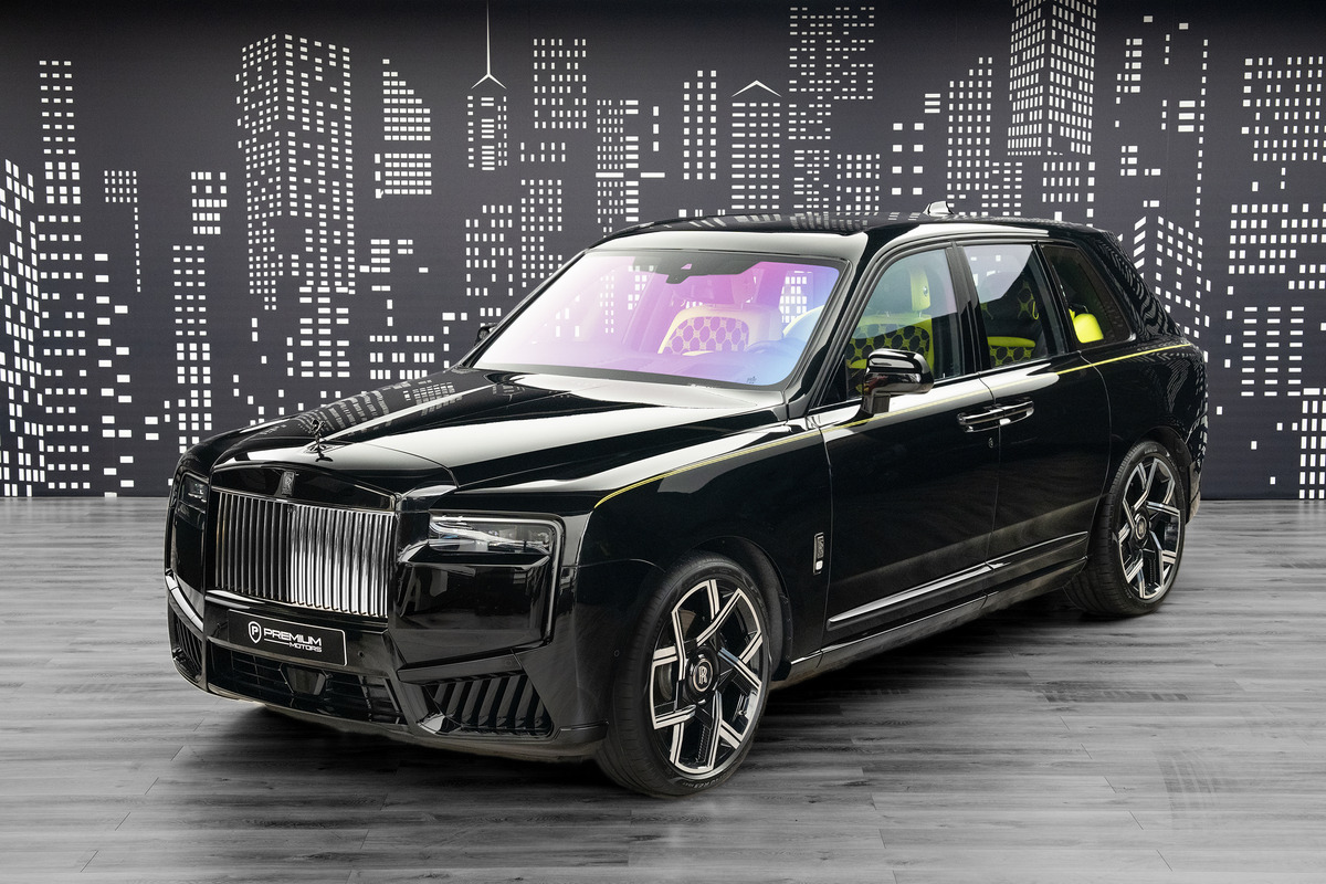 2025 Rolls-Royce Cullinan Black Badge in Black — front three-quarter view