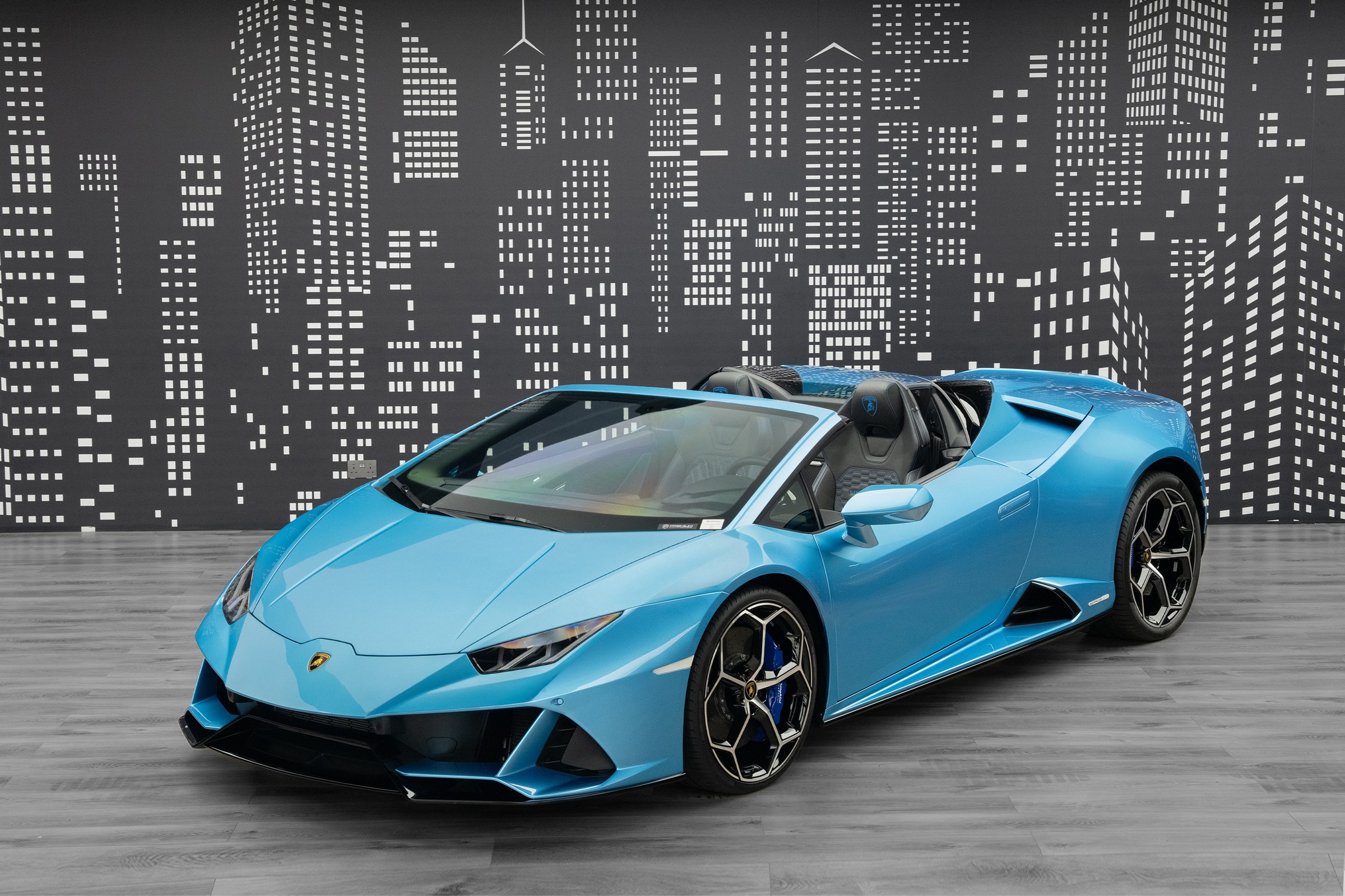 Used 2024 Lamborghini Huracán EVO Spyder — Blue for Sale in Dubai — Blue exterior