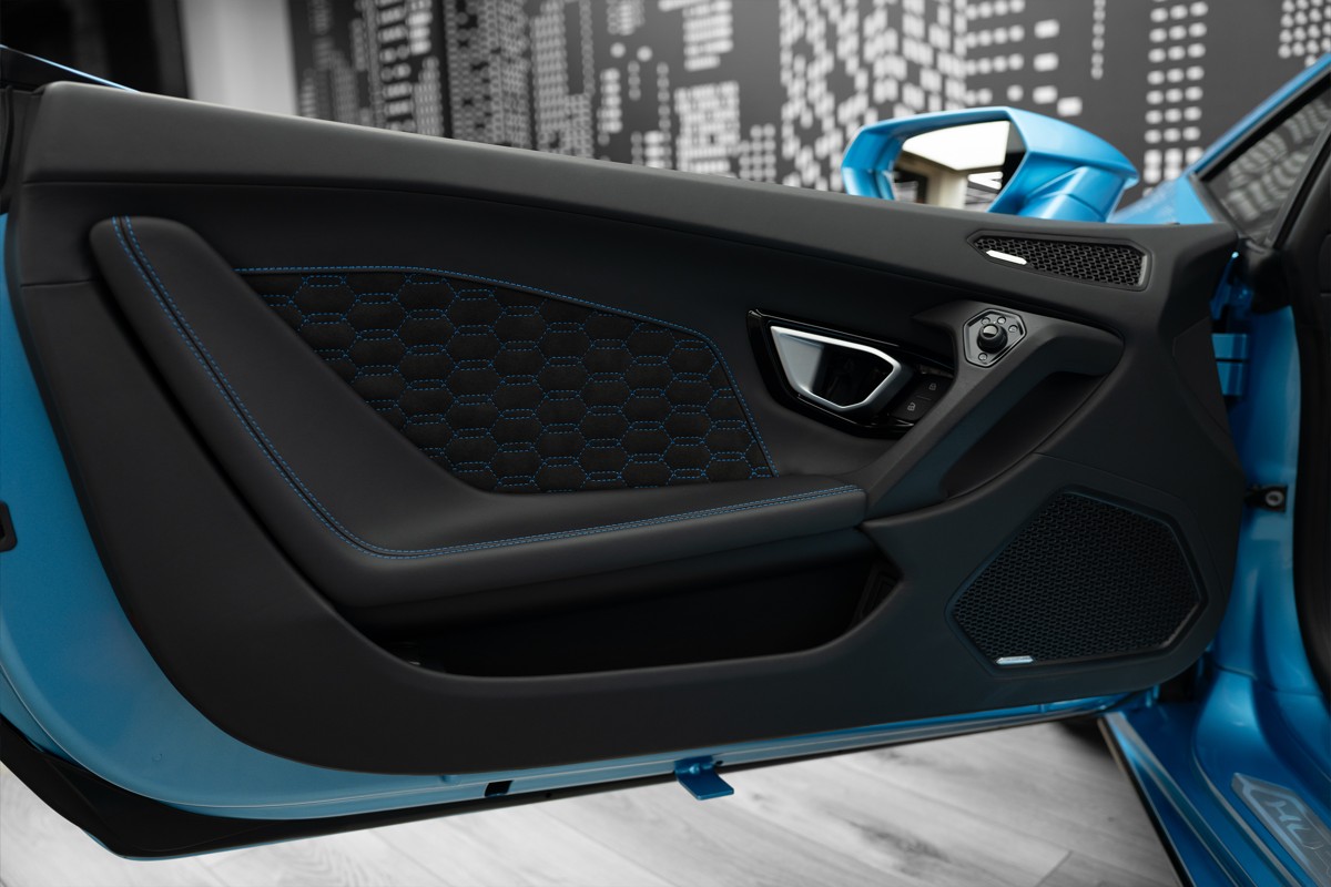 Used 2024 Lamborghini Huracán EVO Spyder — Blue for Sale in Dubai — gallery photograph 14