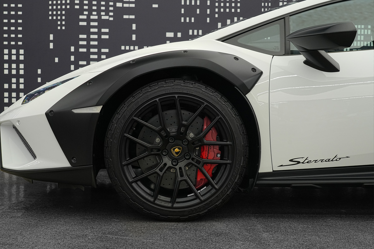 Used 2023 Lamborghini Huracán Sterrato — White for Sale in Dubai — gallery photograph 6