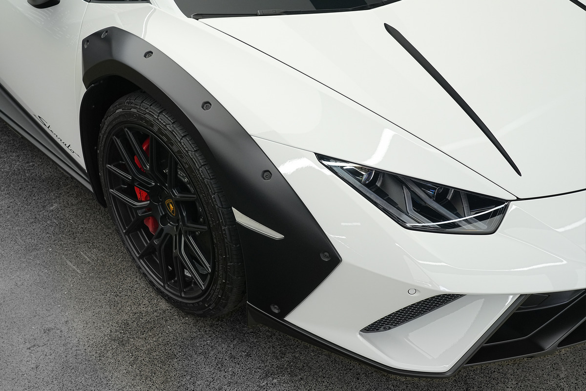 Used 2023 Lamborghini Huracán Sterrato — White for Sale in Dubai — gallery photograph 7