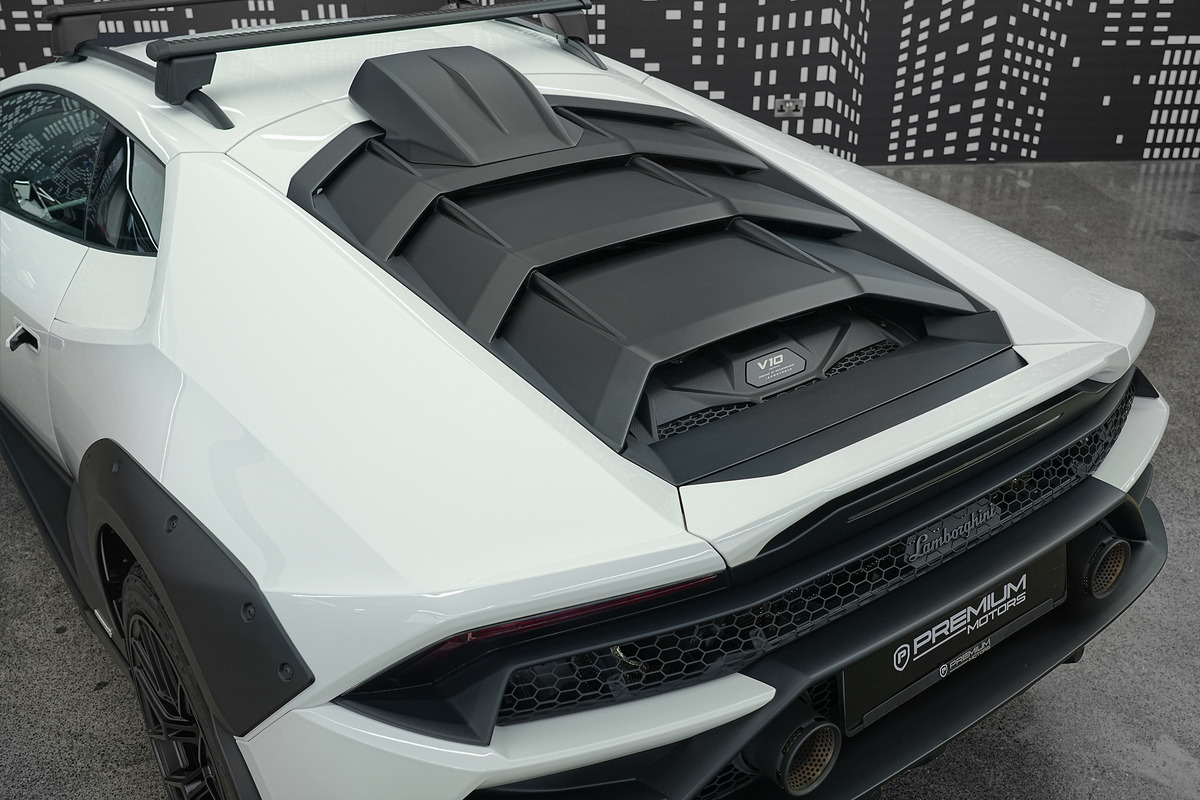 Used 2023 Lamborghini Huracán Sterrato — White for Sale in Dubai — gallery photograph 8