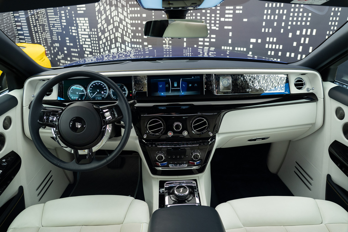 Used 2019 Rolls-Royce Phantom — Blue for Sale in Dubai — gallery photograph 9