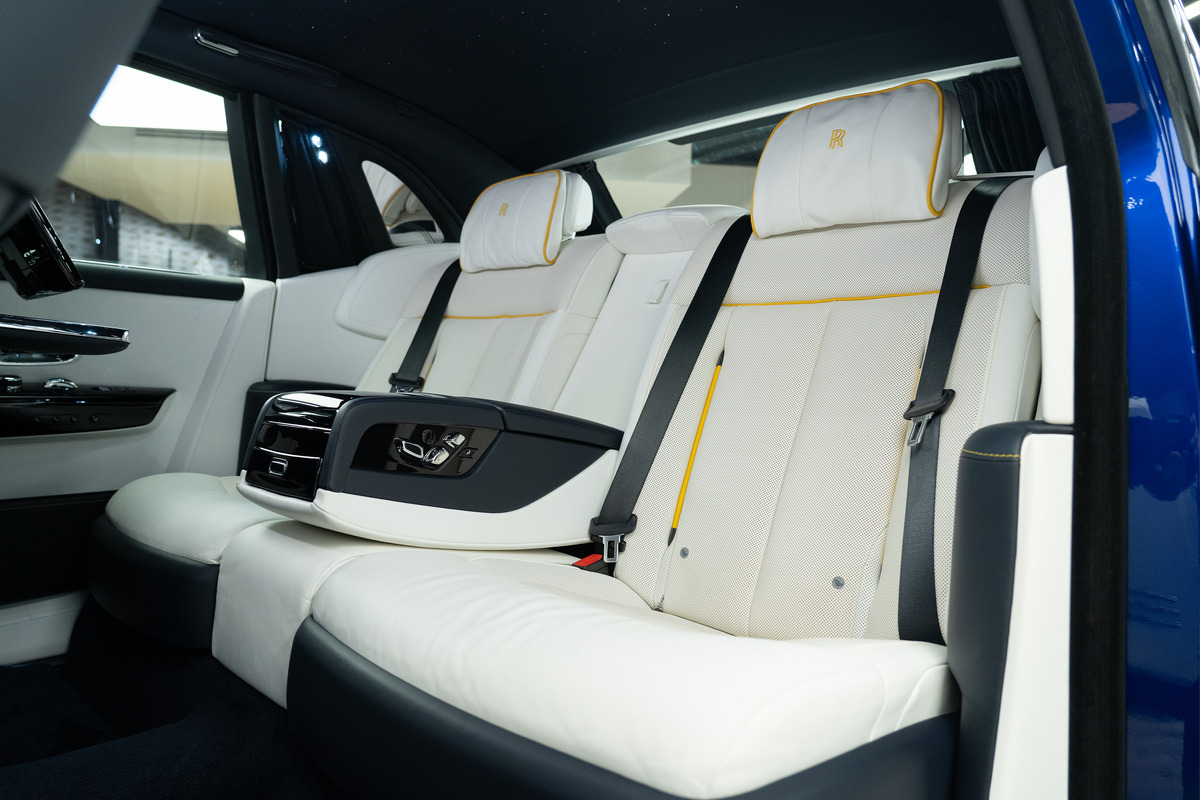 Used 2019 Rolls-Royce Phantom — Blue for Sale in Dubai — gallery photograph 11