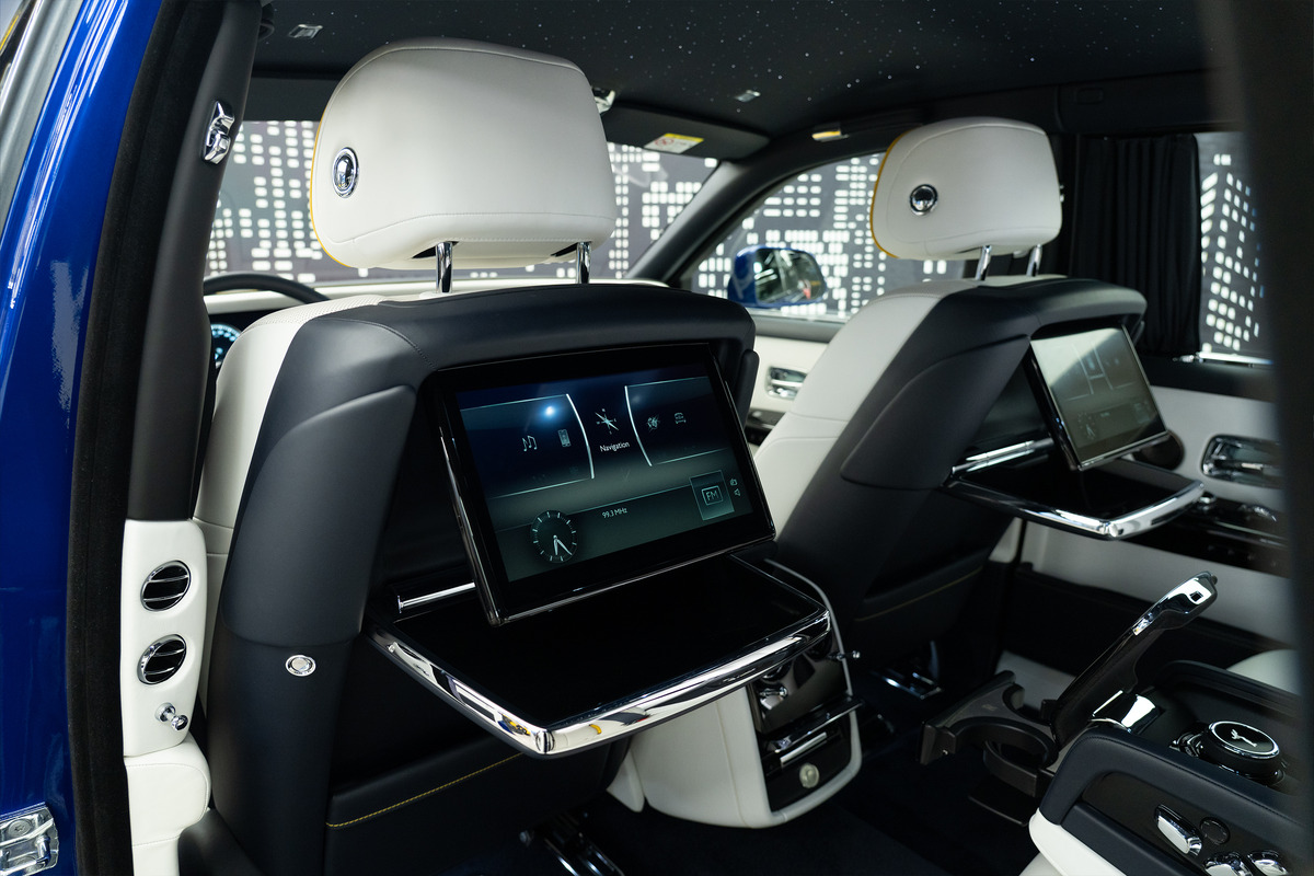 Used 2019 Rolls-Royce Phantom — Blue for Sale in Dubai — gallery photograph 12