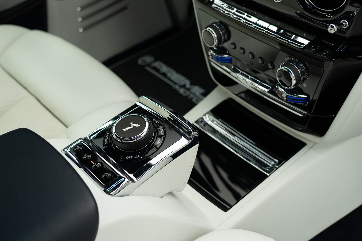 Used 2019 Rolls-Royce Phantom — Blue for Sale in Dubai — gallery photograph 14