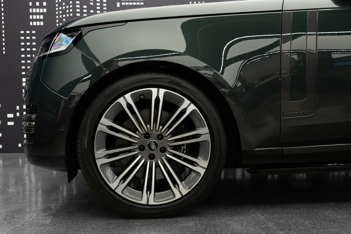 Used 2023 Land Rover Range Rover Autobiography P530 — Green for Sale in Dubai — gallery photograph 6