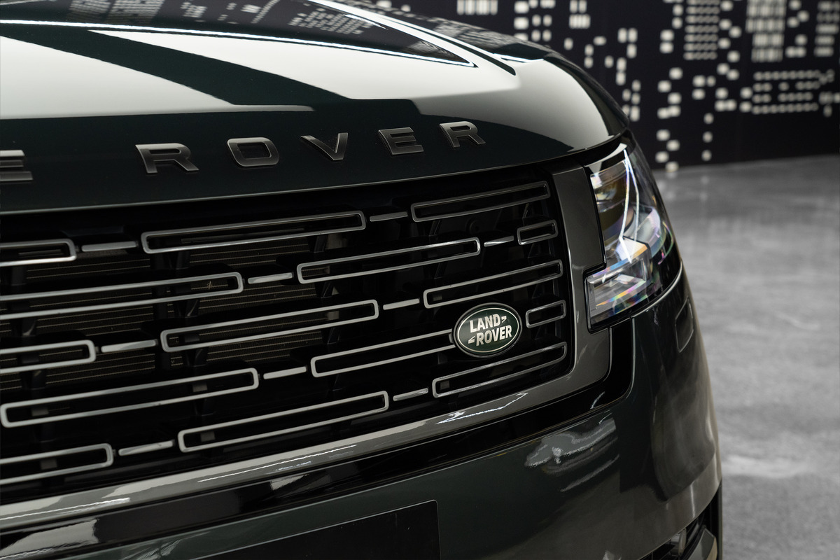 Used 2023 Land Rover Range Rover Autobiography P530 — Green for Sale in Dubai — gallery photograph 7