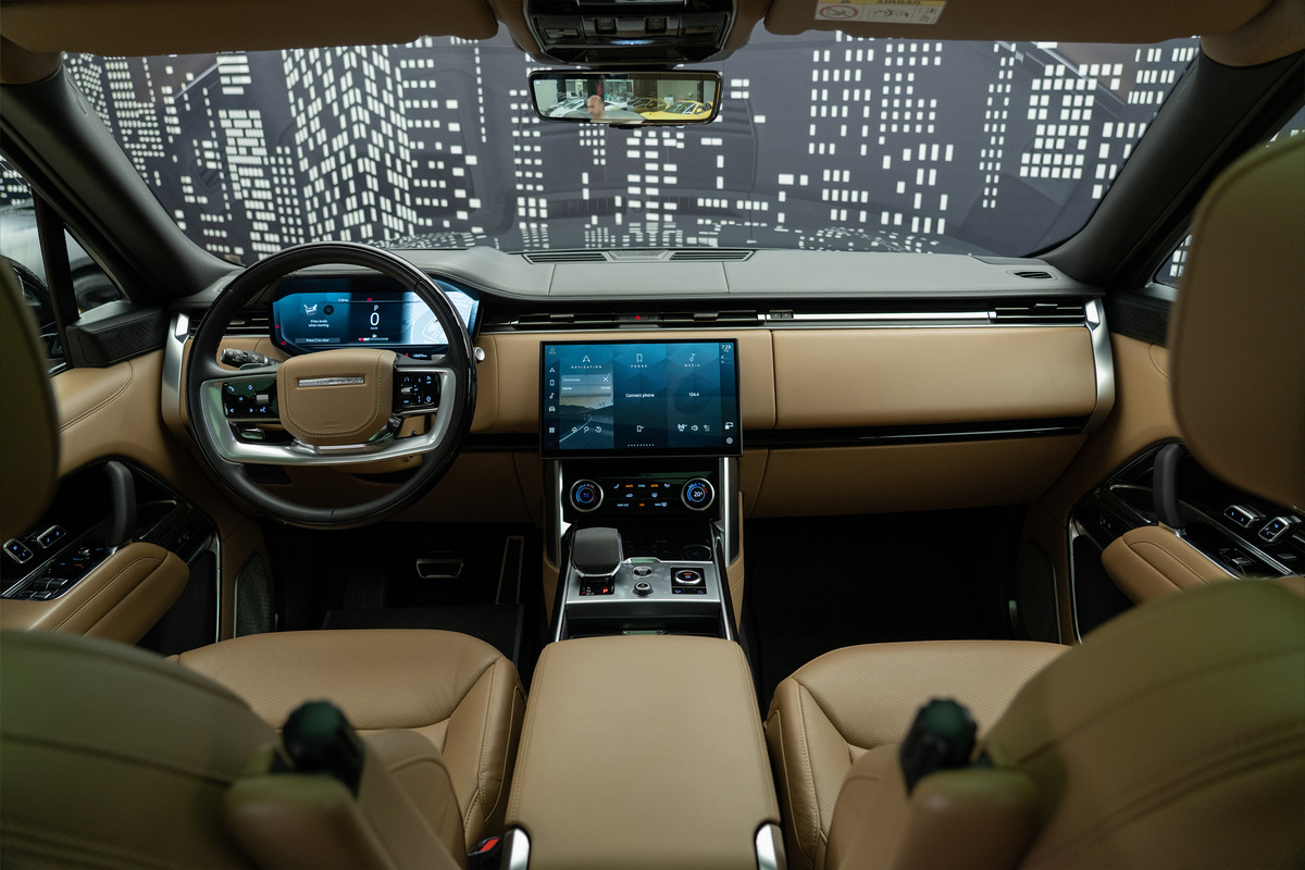Used 2023 Land Rover Range Rover Autobiography P530 — Green for Sale in Dubai — gallery photograph 9