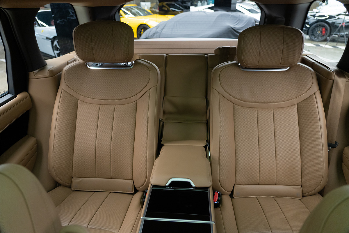 Used 2023 Land Rover Range Rover Autobiography P530 — Green for Sale in Dubai — gallery photograph 11