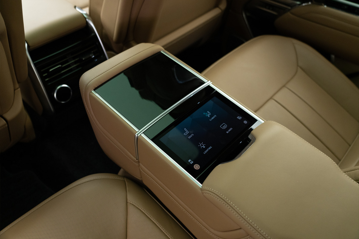 Used 2023 Land Rover Range Rover Autobiography P530 — Green for Sale in Dubai — gallery photograph 12