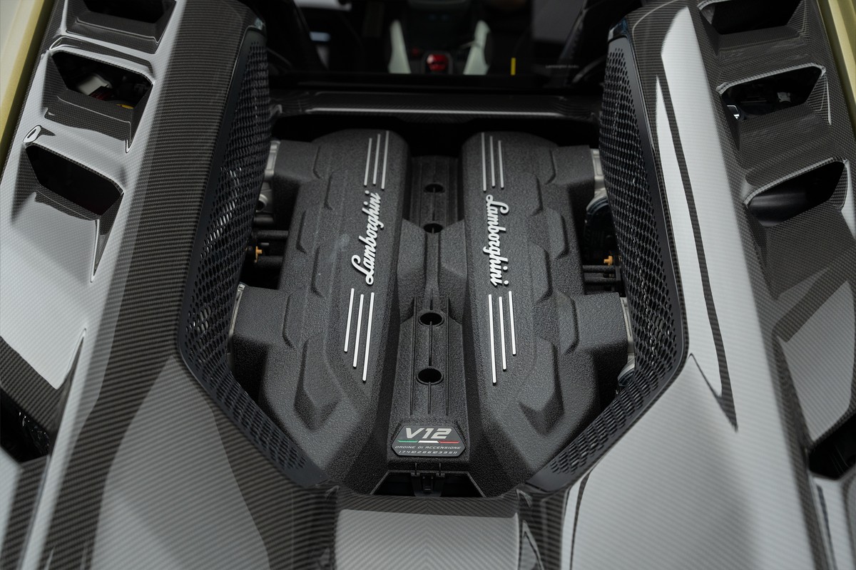 Used 2024 Lamborghini Revuelto — Green for Sale in Dubai — gallery photograph 8